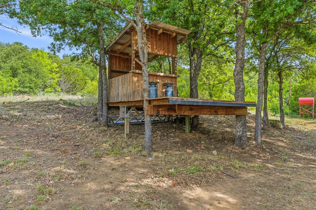 151 High Point Road Weatherford, TX 76088 - Photo 33 of 40 a backyard of a house with table and chairs