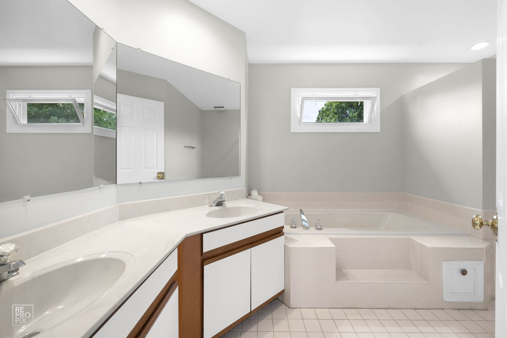 720 Small Court Naperville, IL 60563 - Photo 16 of 25 a bathroom with a sink and a bathtub