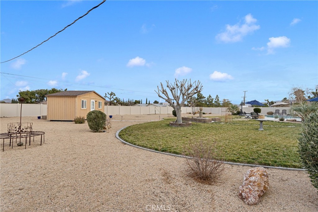 20360 Ituma Road Apple Valley, CA 92308 - Photo 48 of 66 a view of a outdoor space