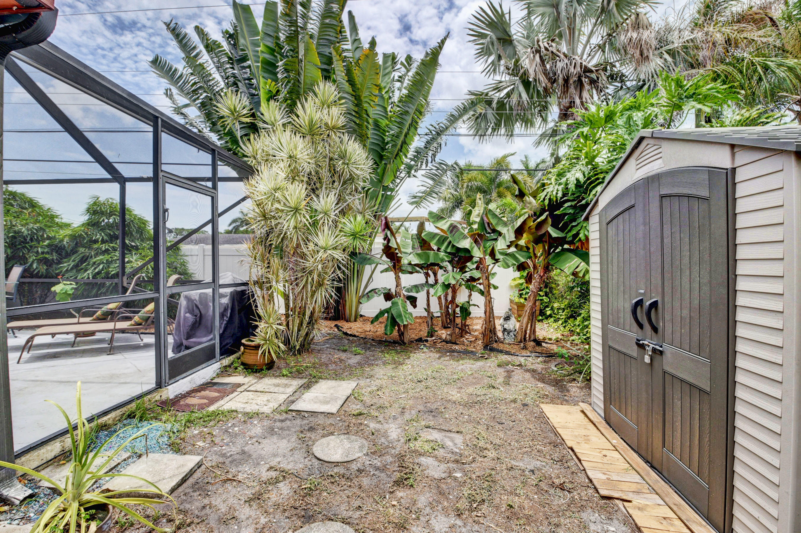 2042 Bonnie Street Boca Raton, FL 33486 - Photo 43 of 43 Side yard