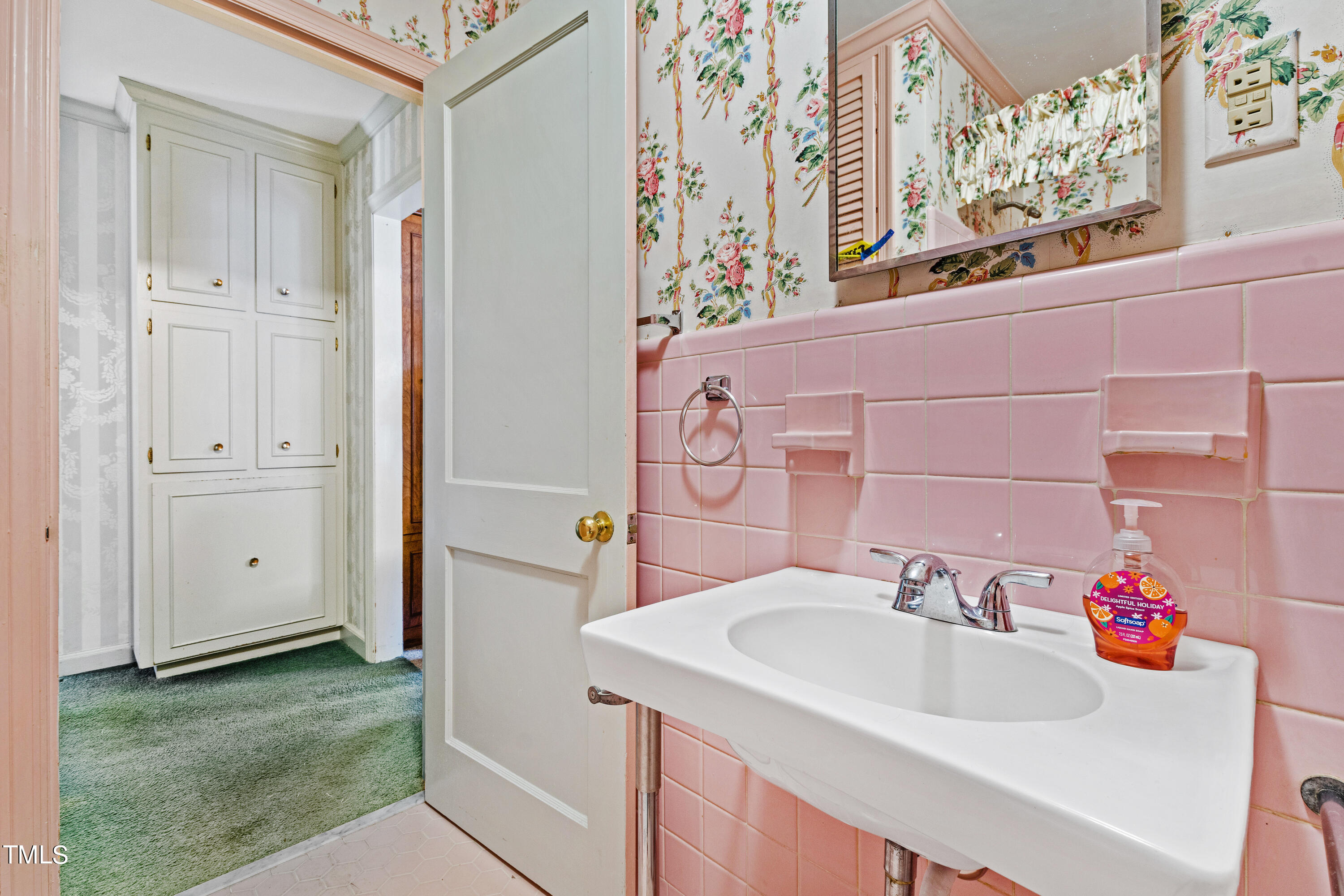 1725 Brooks Avenue Raleigh, NC 27607 - Photo 26 of 42 a bathroom with a sink and a mirror