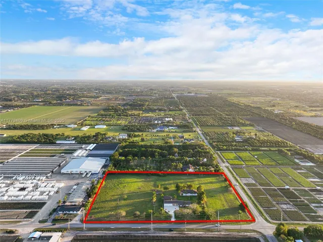 a view of an outdoor space