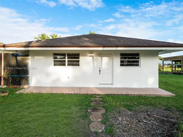 a front view of house with yard