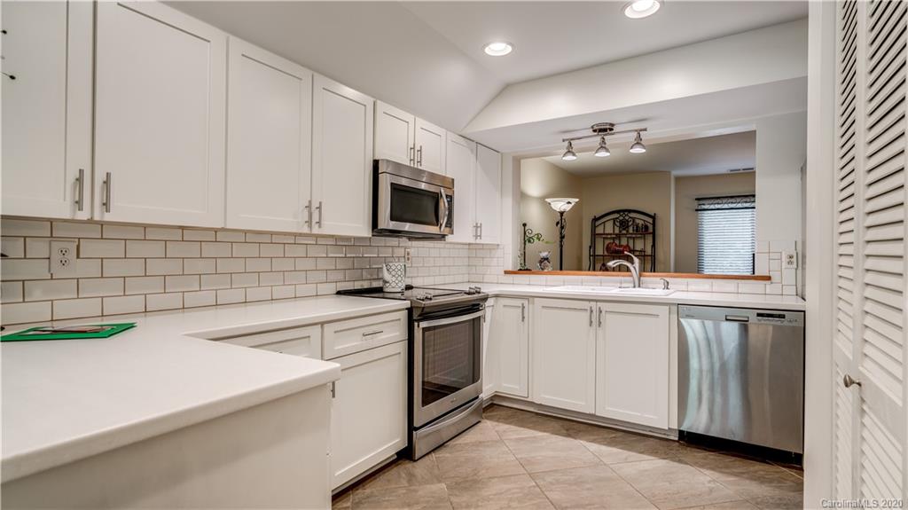 105 Ridgeport Road Lake Wylie, SC 29710 - Photo 6 of 40 Gallery Image 6