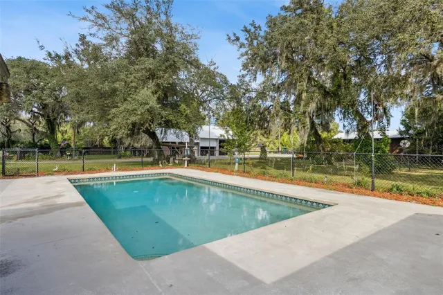 a view of yard with green space