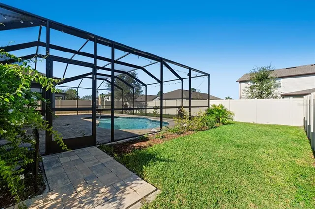 a view of a backyard