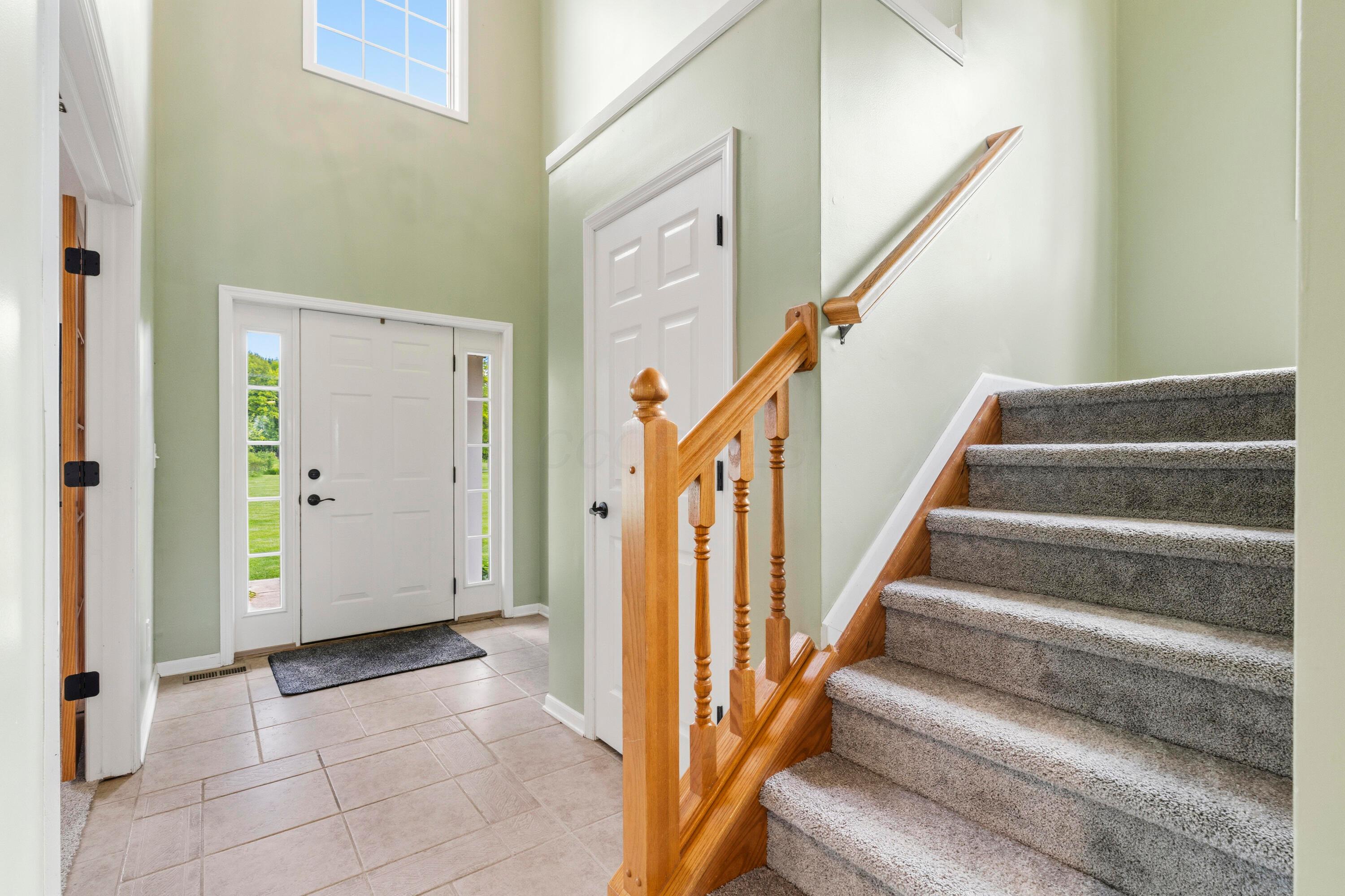 8507 Benner Road Johnstown, OH 43031 - Photo 5 of 69 Two-story Entry Way with Tile Flooring