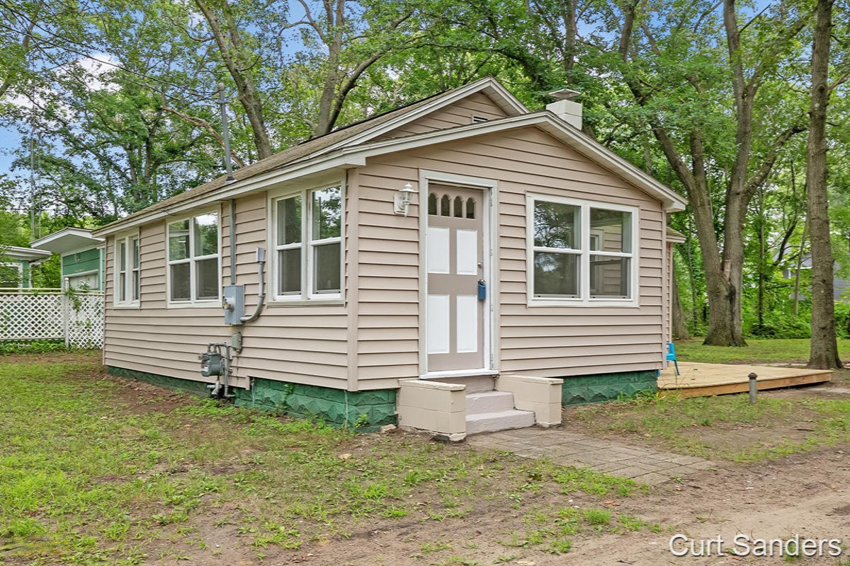2673 MacArthur Road Muskegon, MI 49442 - Photo 2 of 19 IMG_2674