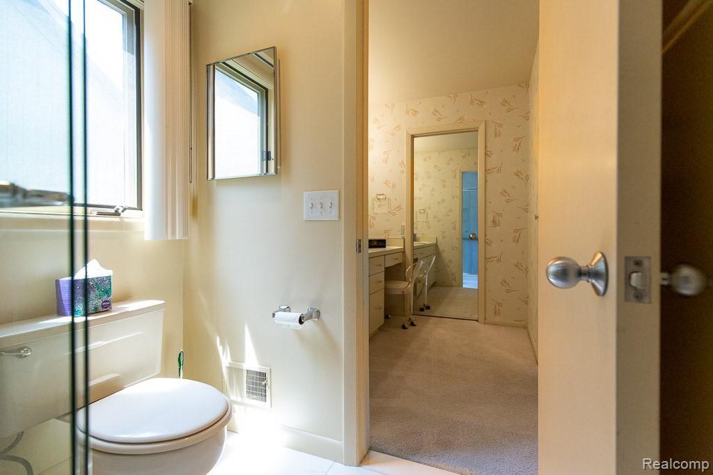 5670 Ridgewood Road West Bloomfield, MI 48322 - Photo 25 of 62