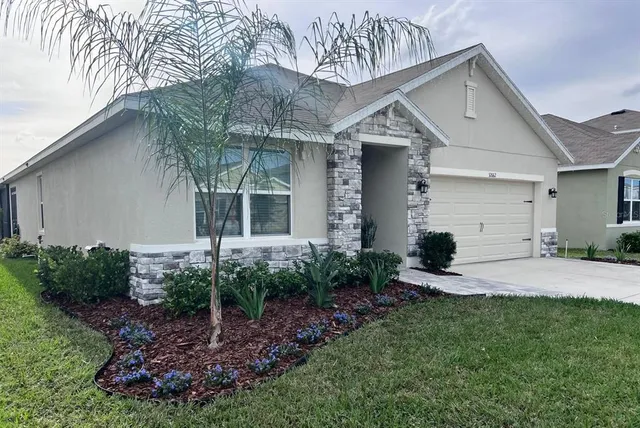 a view of a back yard of the house