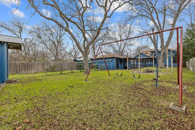 a view of a house with a backyard