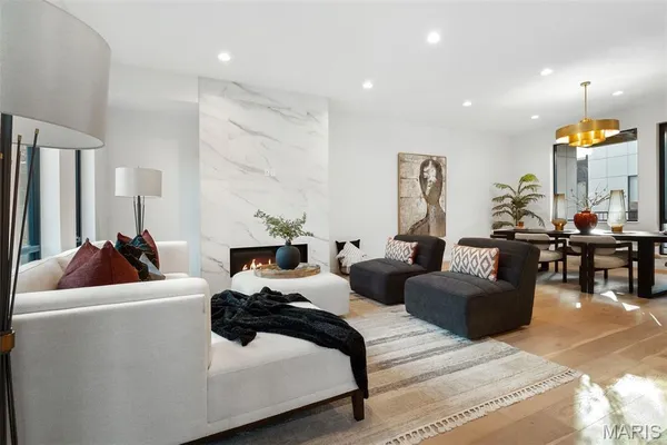 $975,000 | 215 North Sarah Street, Unit 8, St. Louis, MO 63108