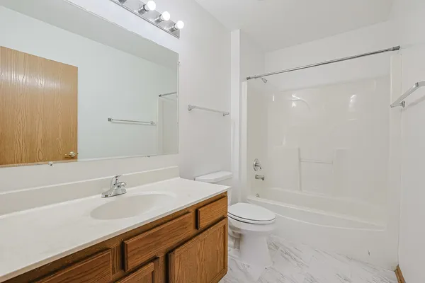 $254,500 | 881 North Swift Road, Unit 206, Addison, IL 60101