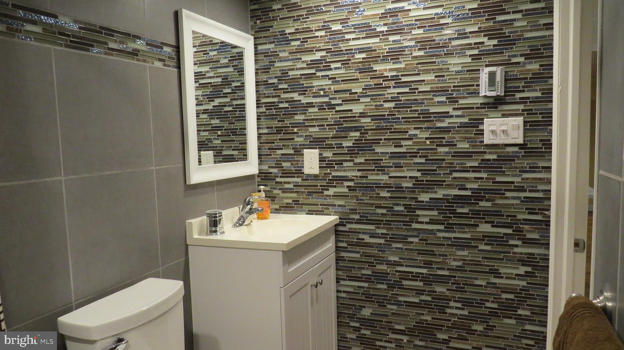 25 Colleton Court Nottingham, MD 21236 - Photo 54 of 73 Tile & glass accent go all the way around