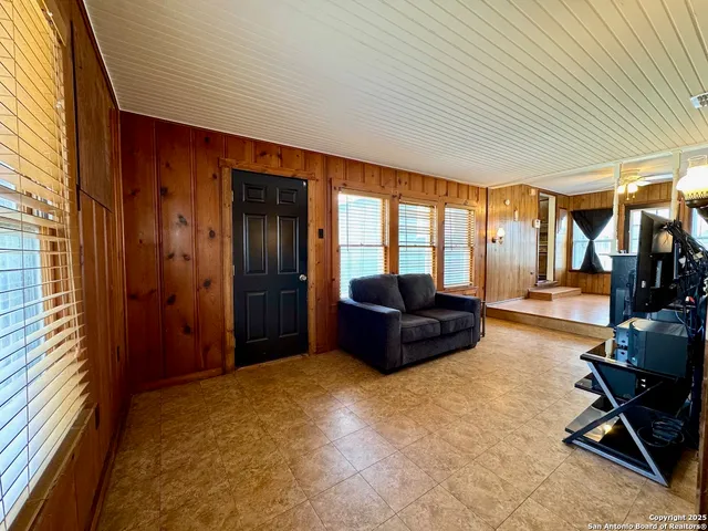 $230,000 | 710 West Hondo Avenue, Devine, TX 78016