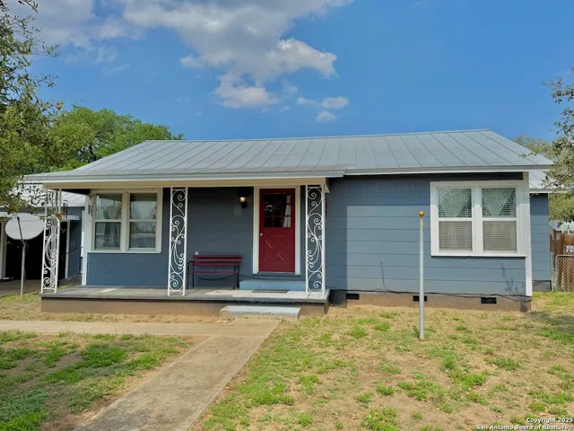 $230,000 | 710 West Hondo Avenue, Devine, TX 78016