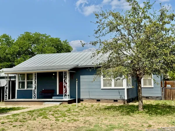 $230,000 | 710 West Hondo Avenue, Devine, TX 78016