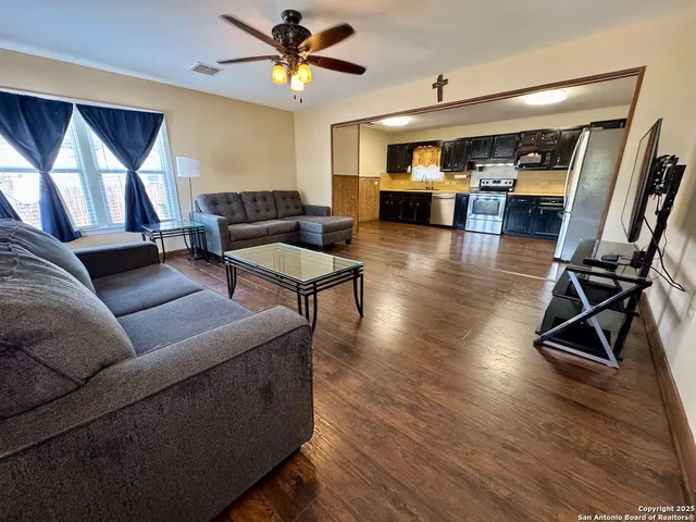 $230,000 | 710 West Hondo Avenue, Devine, TX 78016