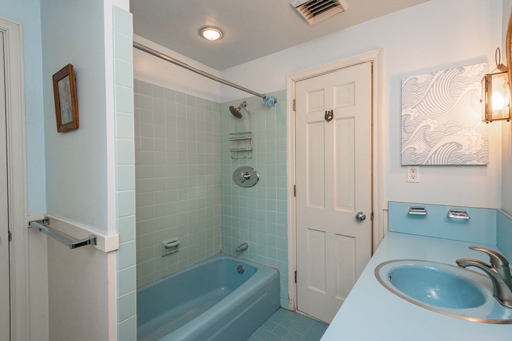 15 Hart Road Lynnfield, MA 01940 - Photo 31 of 40 a bathroom with a tub a sink and mirror