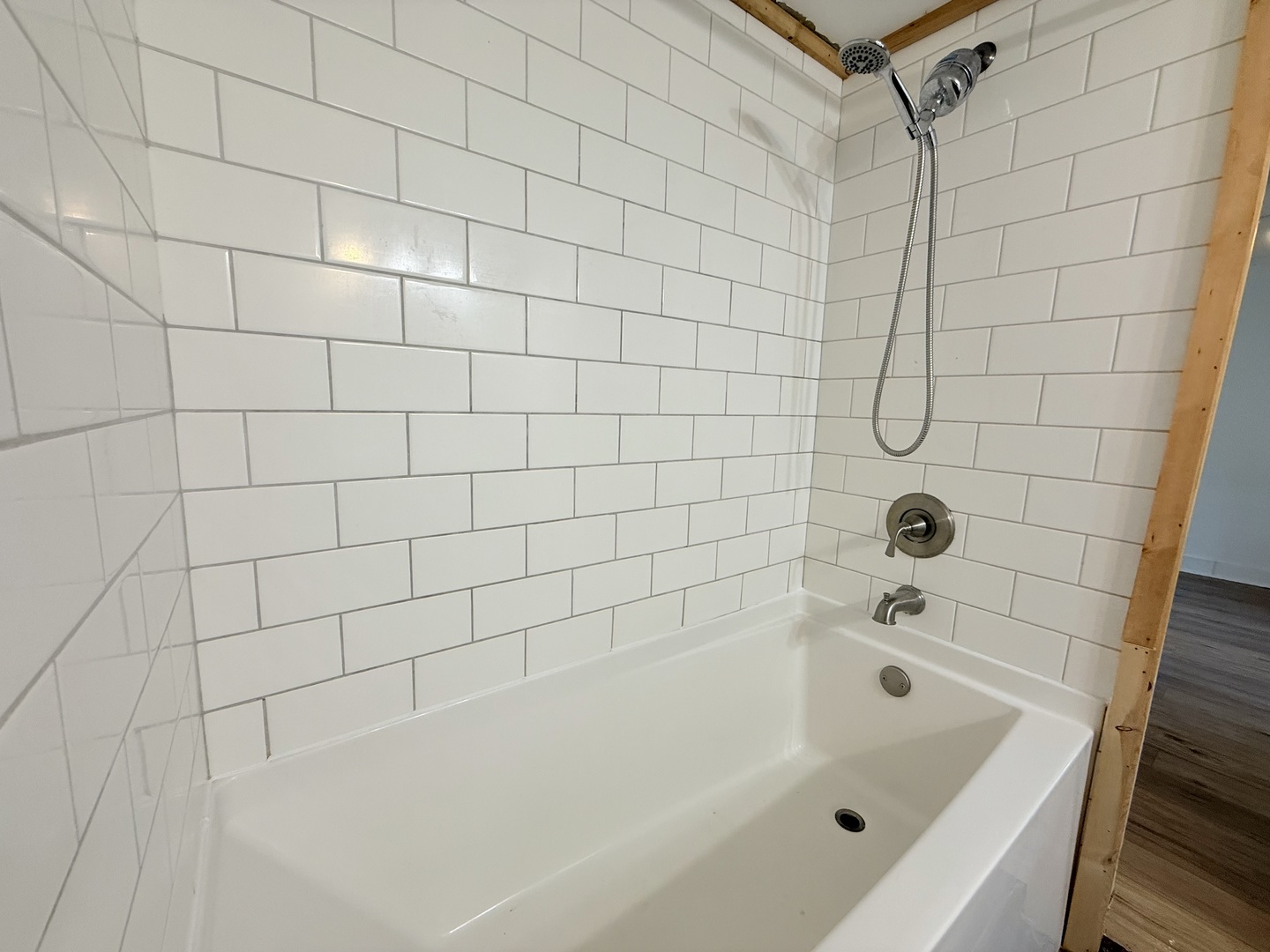 90 Pickering Road Harrisburg, IL 62946 - Photo 13 of 15 a bathroom with a bathtub