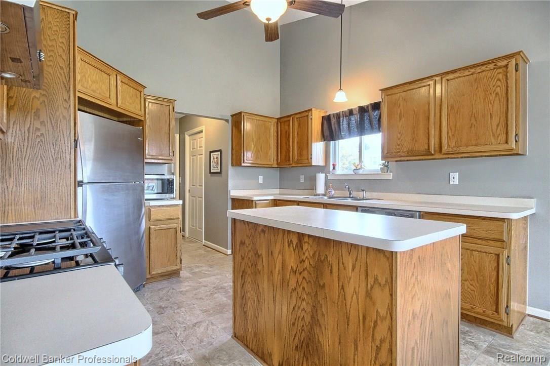 45718 Radnor Road Canton, MI 48187 - Photo 13 of 33 Kitchen with Island