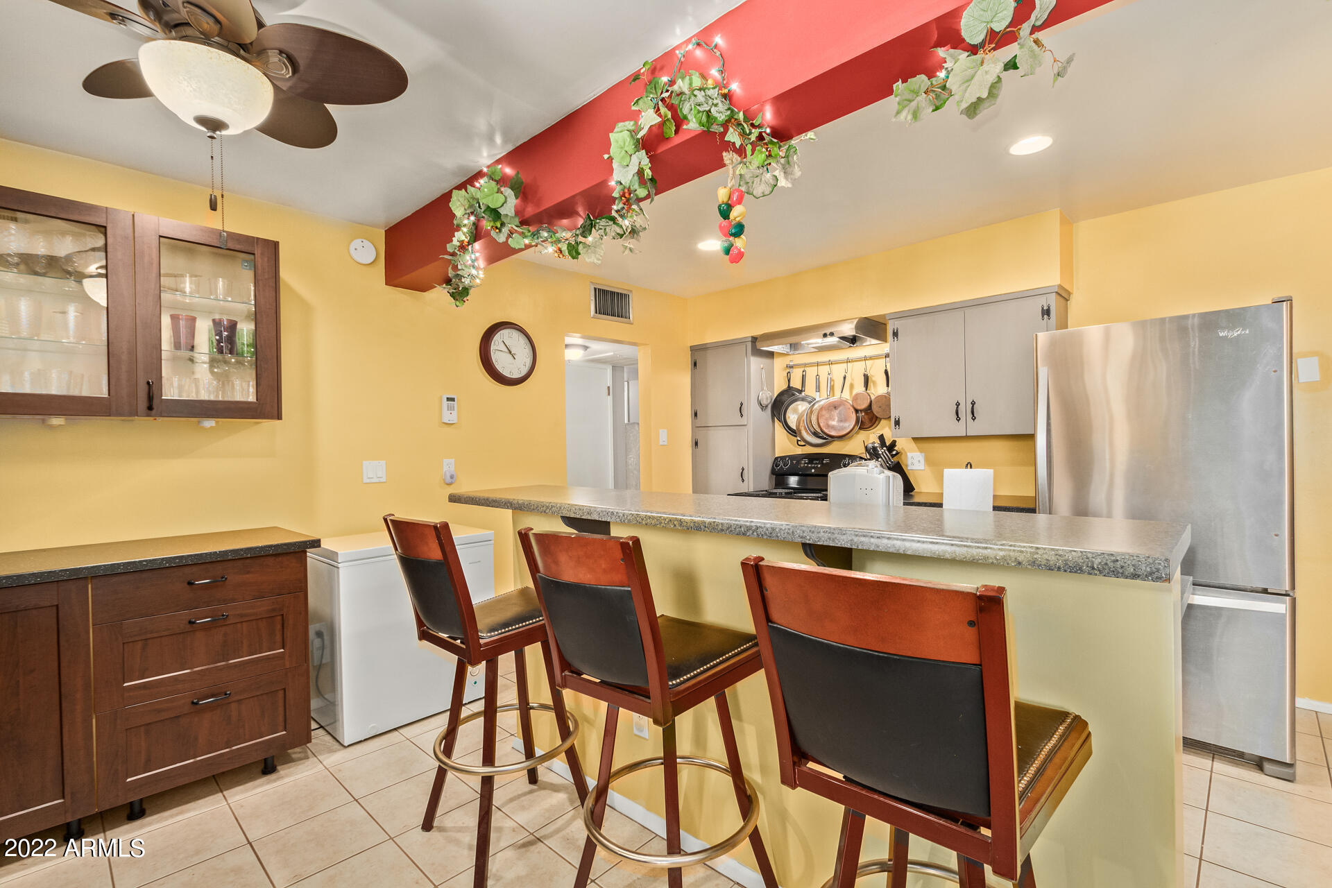 7201 North 16th Drive Phoenix, AZ 85021 - Photo 9 of 29 a kitchen with a table and chairs in it