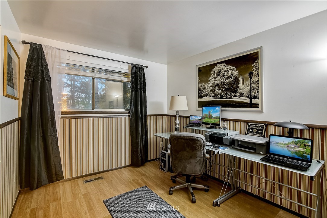 4109 Northeast 17th Street Renton, WA 98059 - Photo 16 of 28