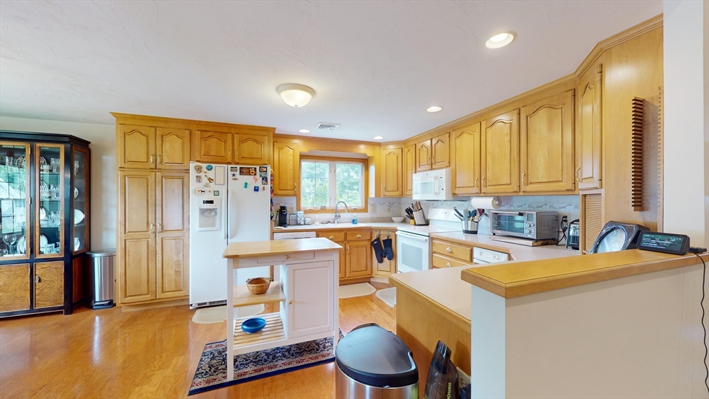 7 Fox Run Circle Auburn, MA 01501 - Photo 20 of 42