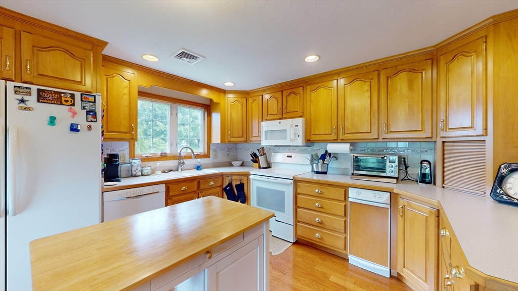 7 Fox Run Circle Auburn, MA 01501 - Photo 21 of 42