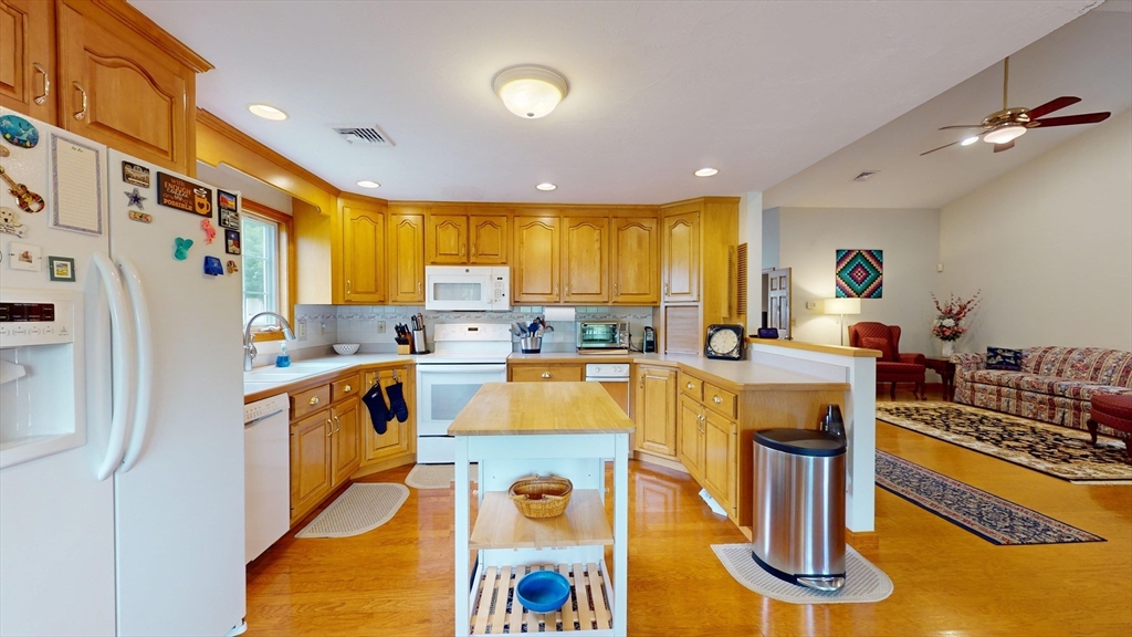 7 Fox Run Circle Auburn, MA 01501 - Photo 23 of 42