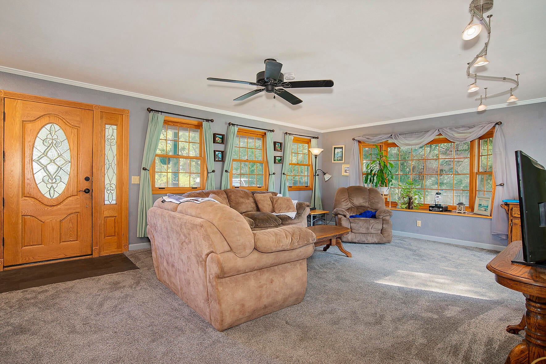 1763 Camp Baker Road Medford, OR 97501 - Photo 13 of 34 Living room