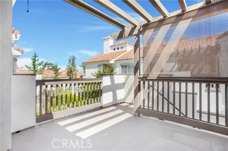 a view of entryway with a balcony