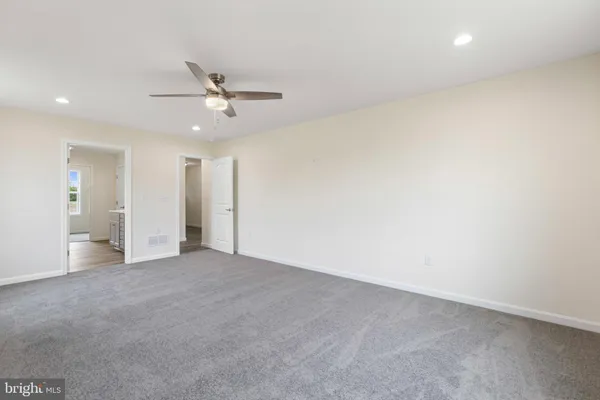 an empty room with fan and a ceiling fan