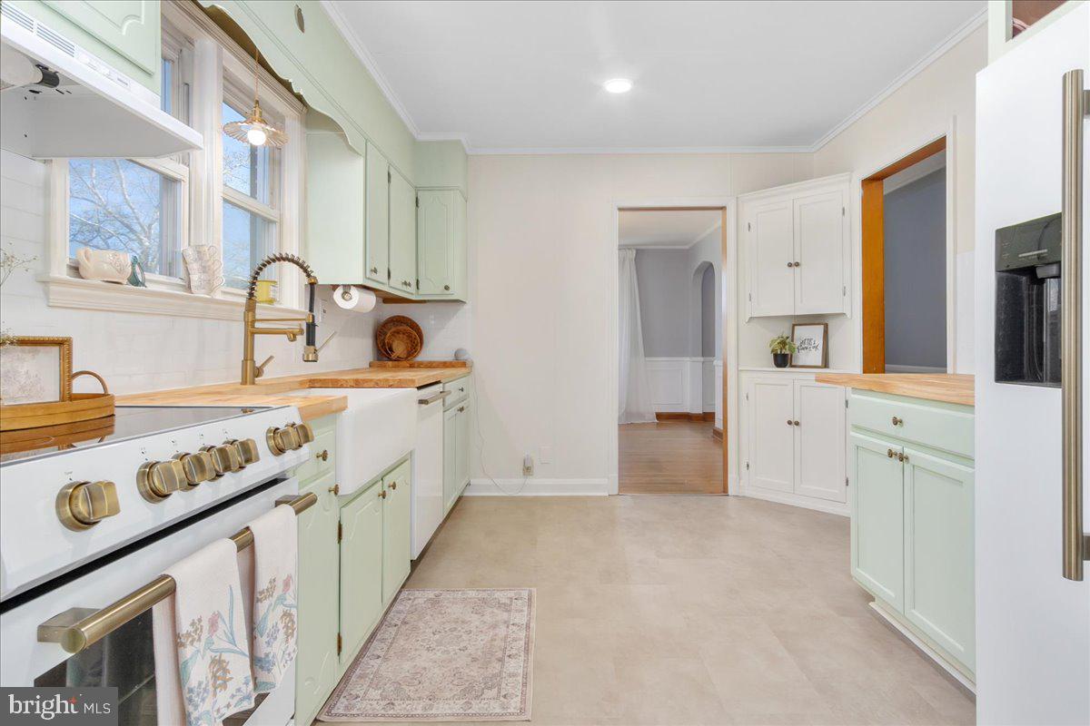8466 Greenway Road Pasadena, MD 21122 - Photo 5 of 56 a view of a kitchen with stove and cabinets