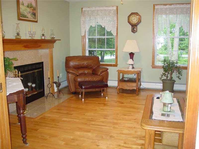 26 Maloney's Ridge Way Cumberland Center, ME 04021 - Photo 9 of 35 Living Room.