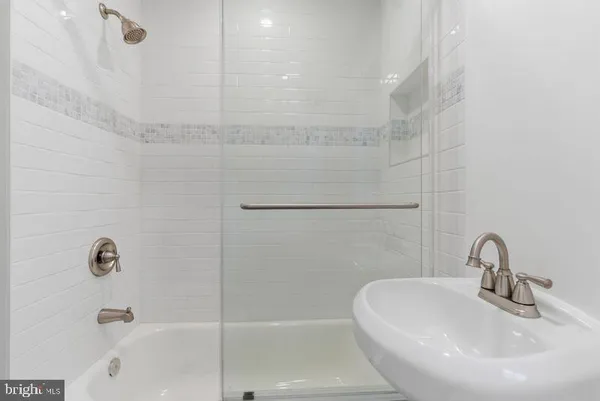 $3,900 | 4813 20th Place North, Arlington, VA 22207