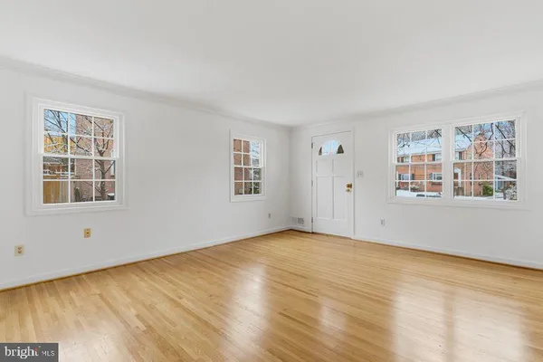 $3,900 | 4813 20th Place North, Arlington, VA 22207