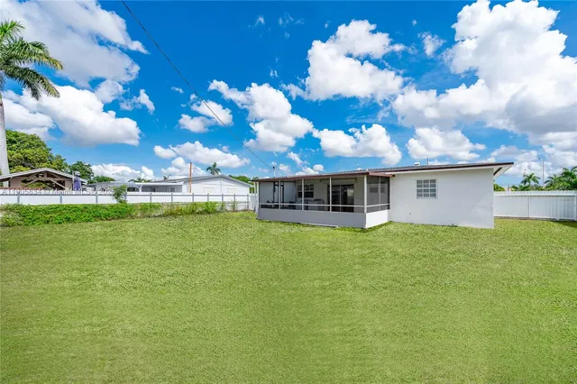 a view of a big room with a big yard