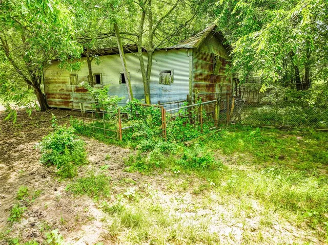 a view of a backyard