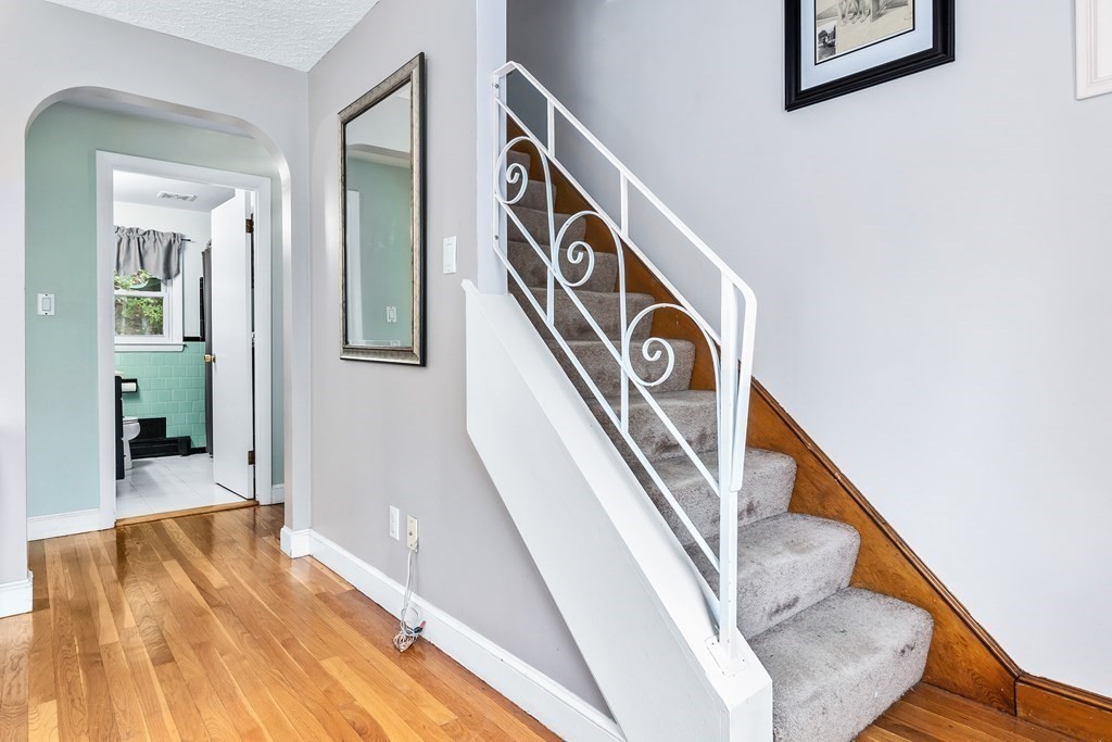 195 Den Quarry Road Lynn, MA 01904 - Photo 4 of 28 a view of an entryway