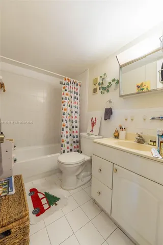 a bench sitting in backside of a yard