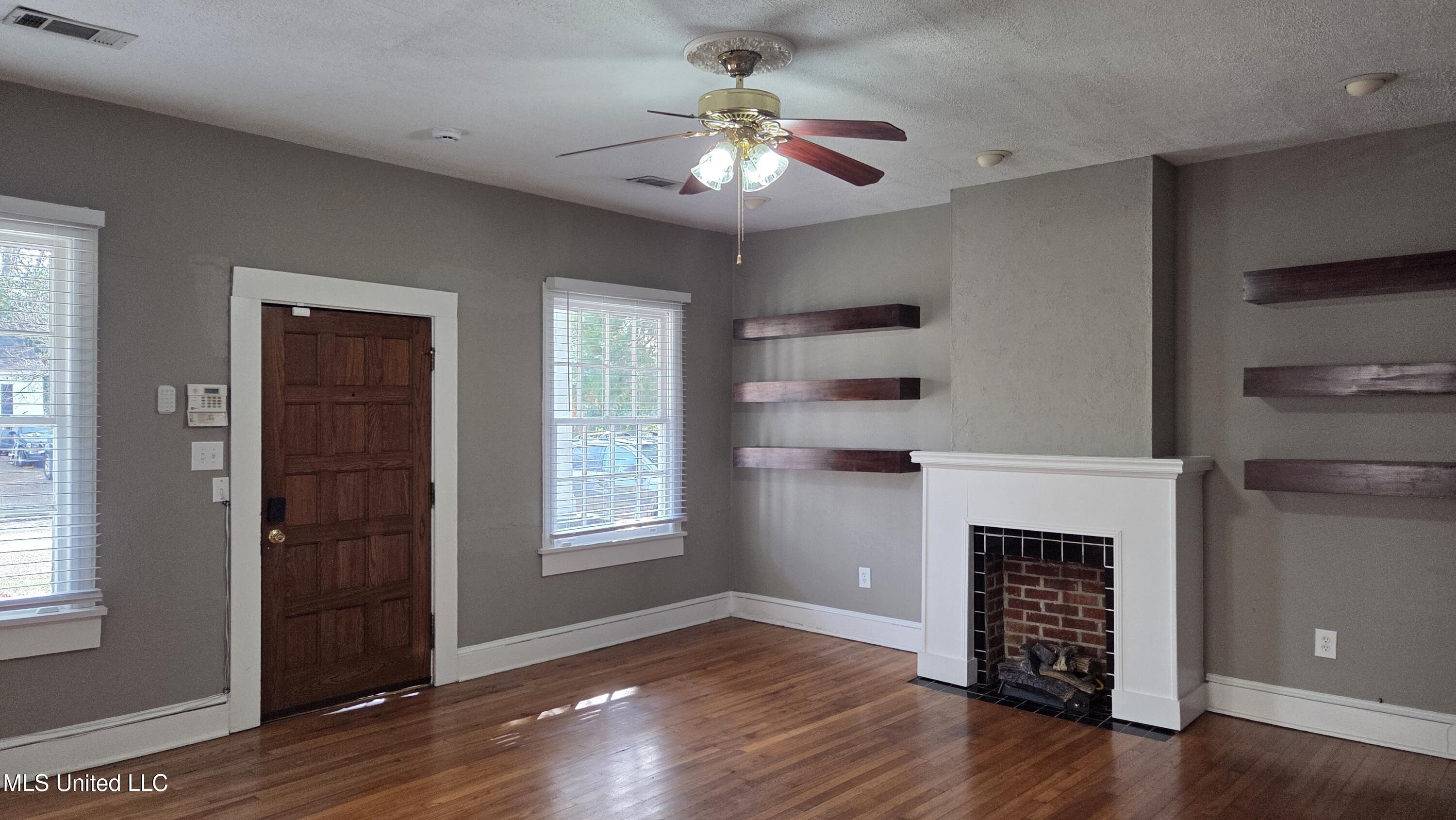 1039 Monroe Street Jackson, MS 39202 - Photo 13 of 49 LIVING ROOM