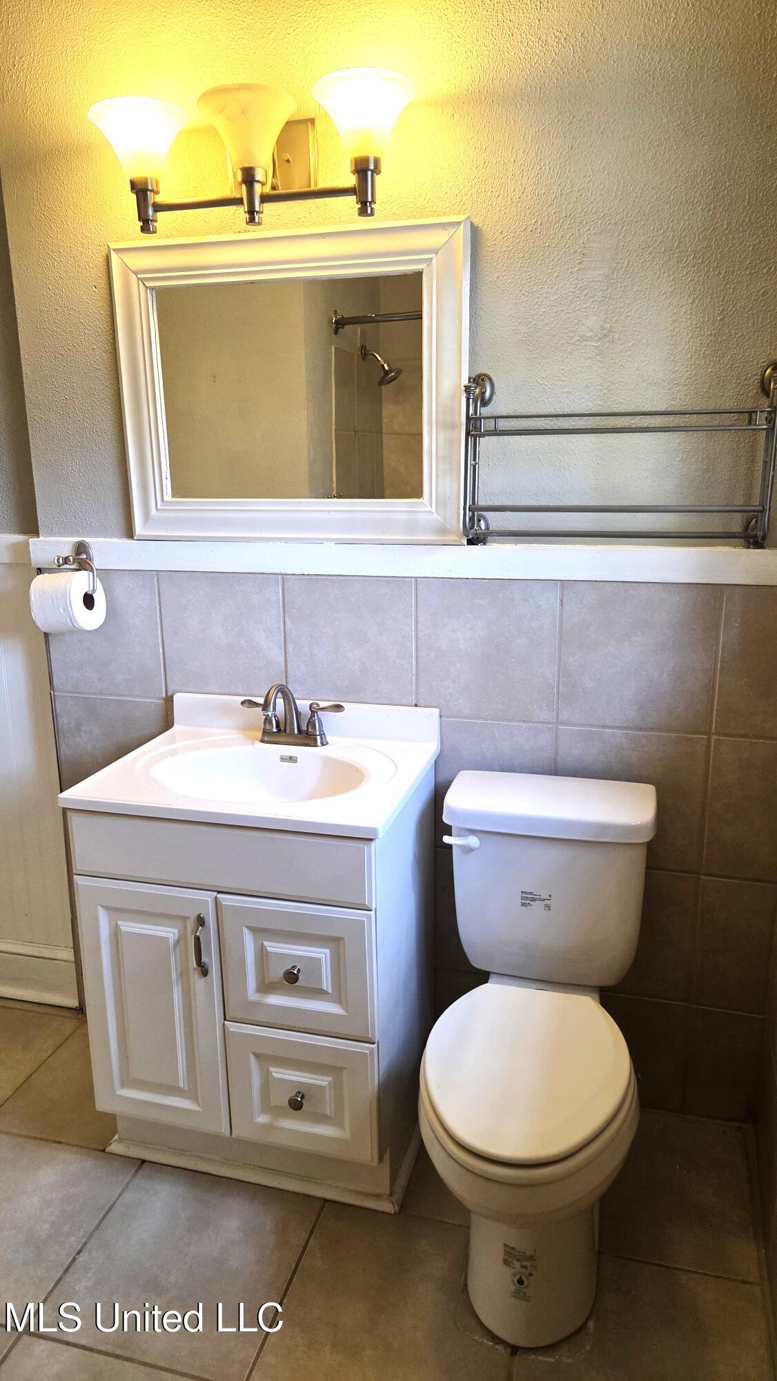 1039 Monroe Street Jackson, MS 39202 - Photo 30 of 49 1ST BATHROOM