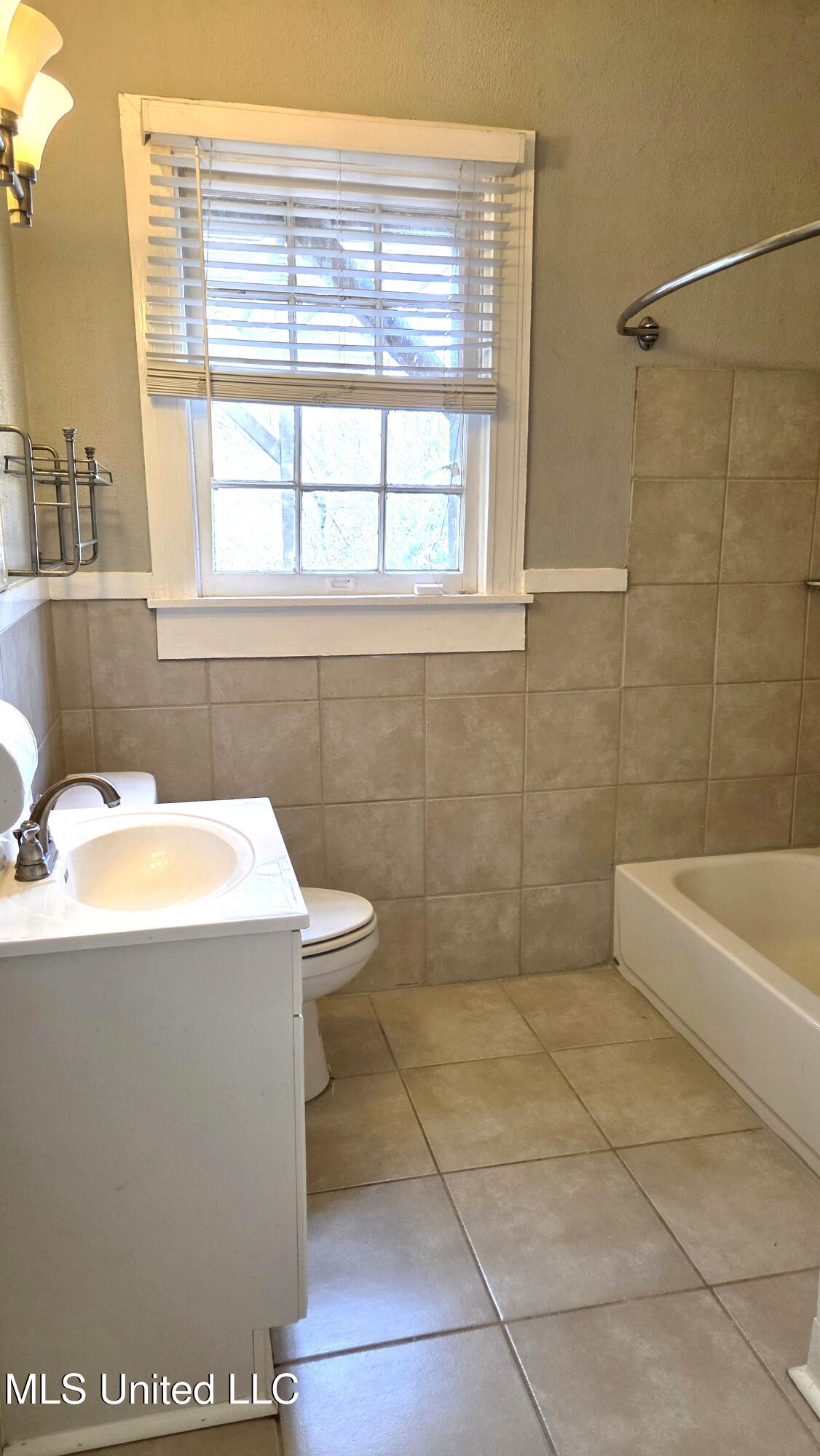 1039 Monroe Street Jackson, MS 39202 - Photo 31 of 49 1ST BATHROOM