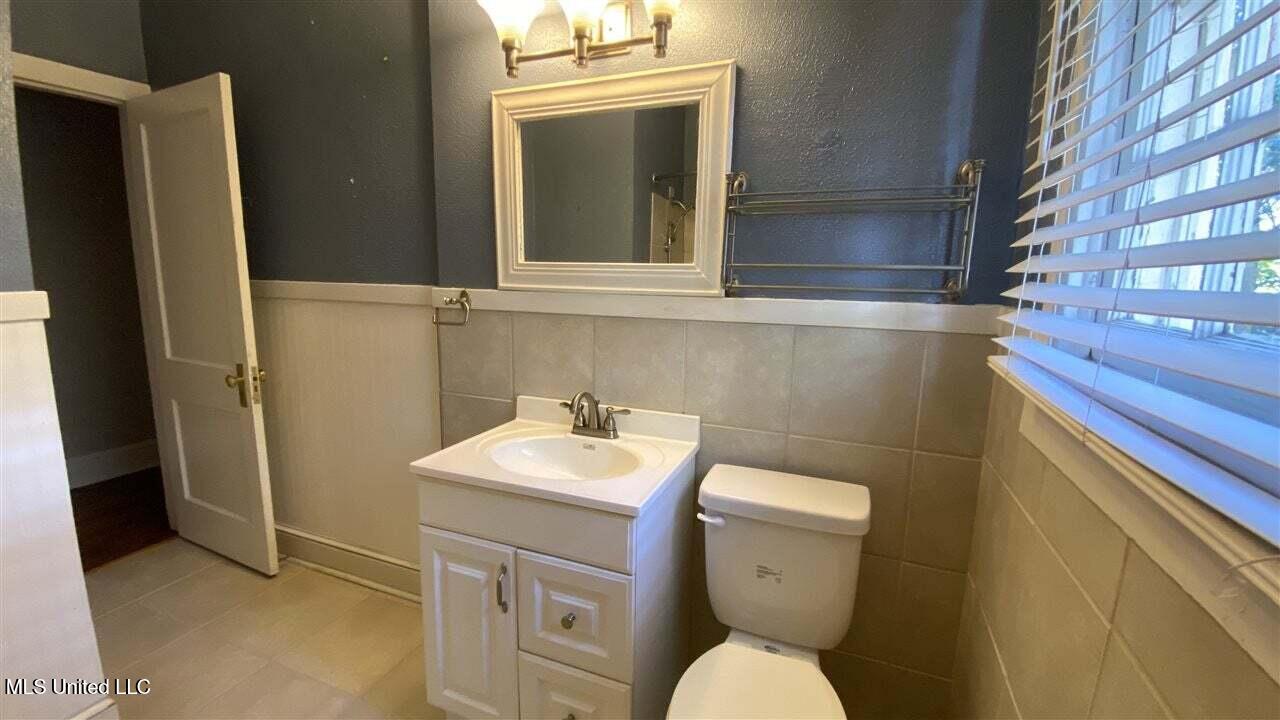 1039 Monroe Street Jackson, MS 39202 - Photo 33 of 49 1ST BATHROOM