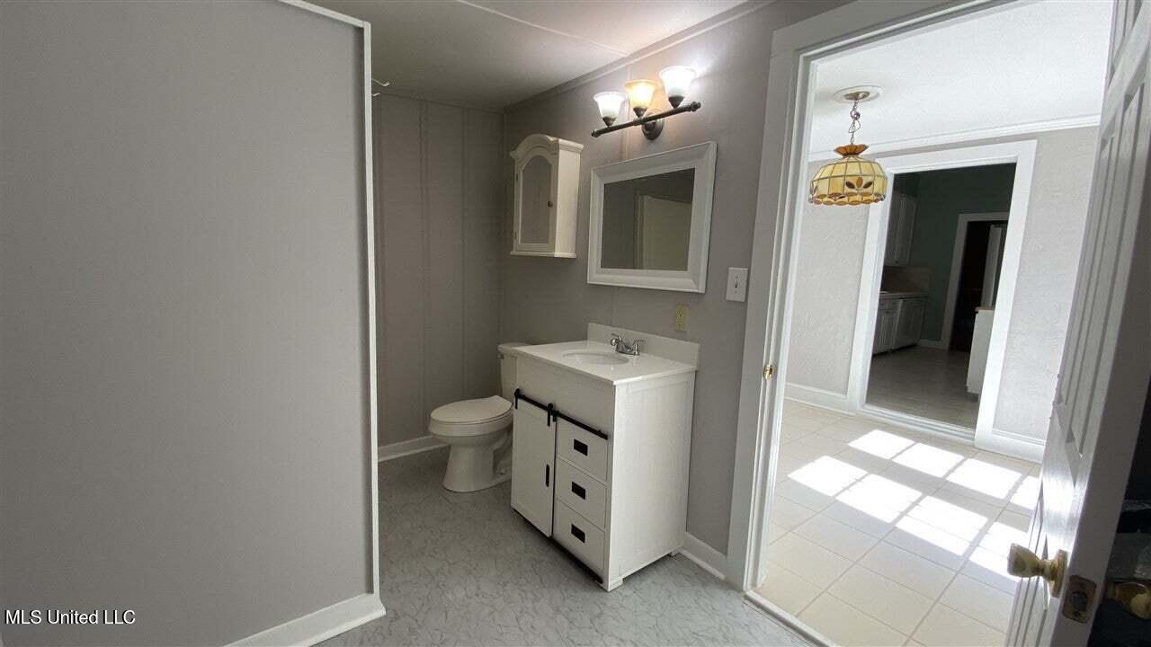 1039 Monroe Street Jackson, MS 39202 - Photo 42 of 49 2ND BATHROOM
