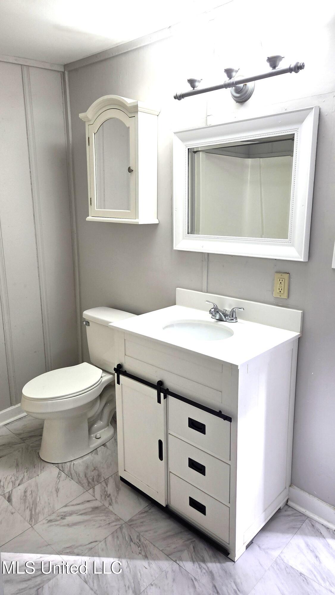 1039 Monroe Street Jackson, MS 39202 - Photo 44 of 49 2ND BATHROOM