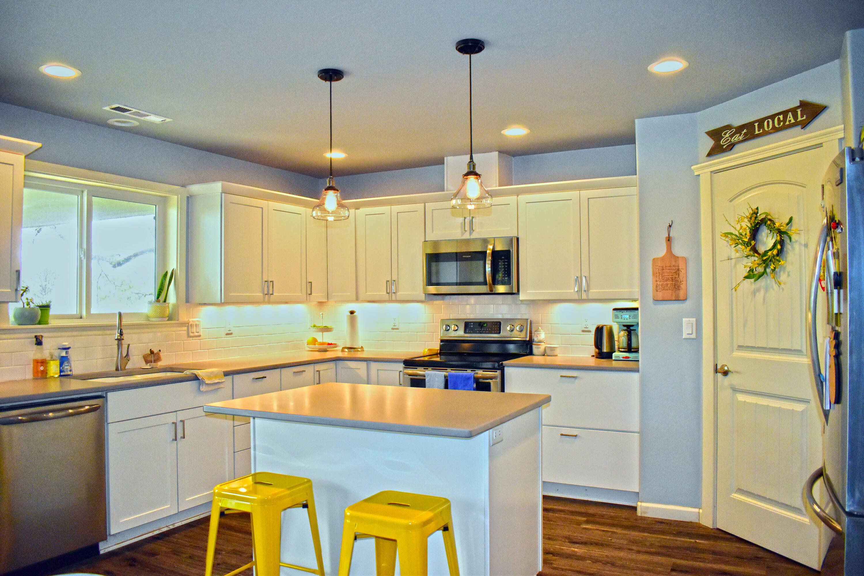 13822 Perry Road White City, OR 97503 - Photo 5 of 39 Close-Up of Kitchen