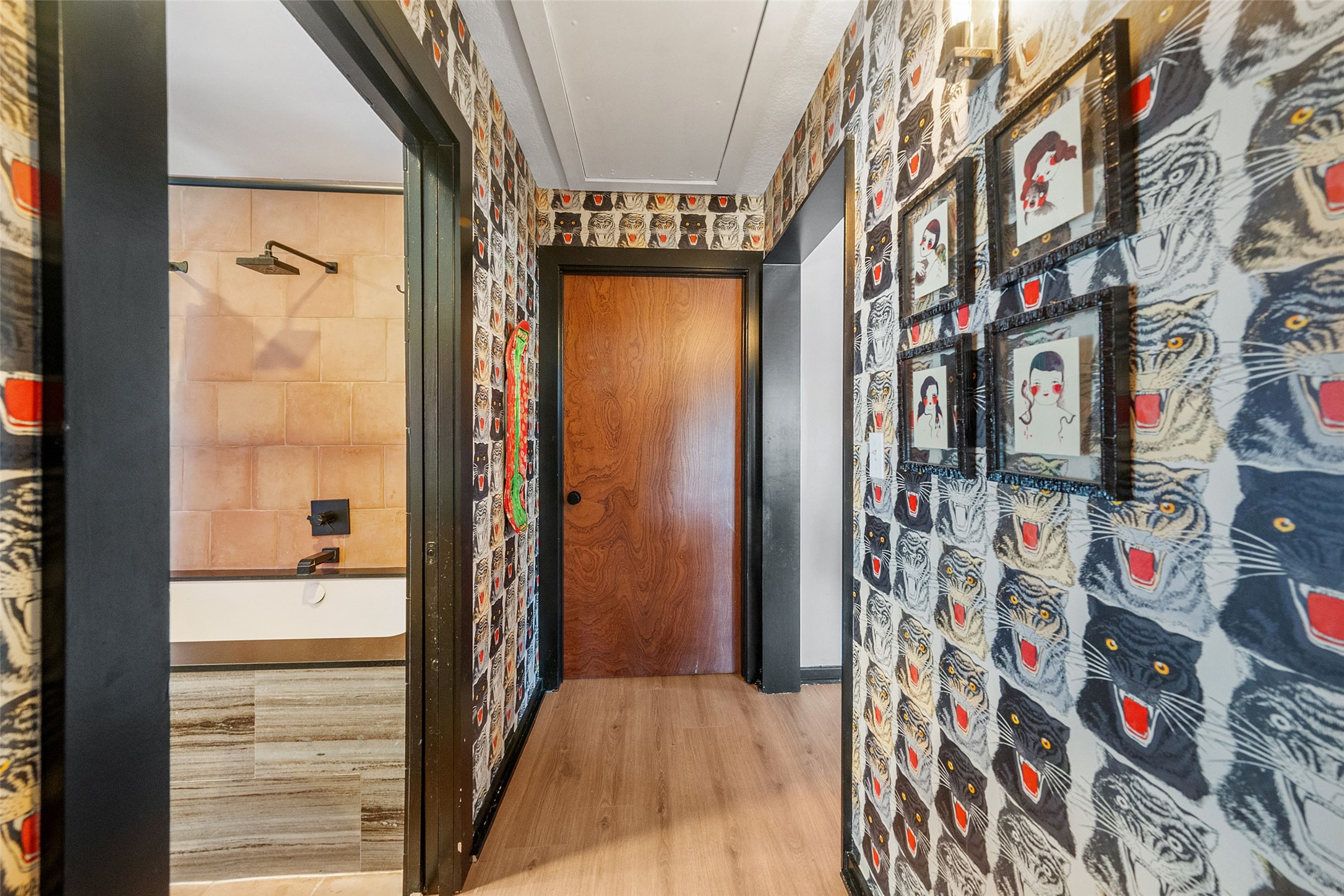 805 East 36th Street Houston, TX 77022 - Photo 15 of 28 a view of a hallway with many windows