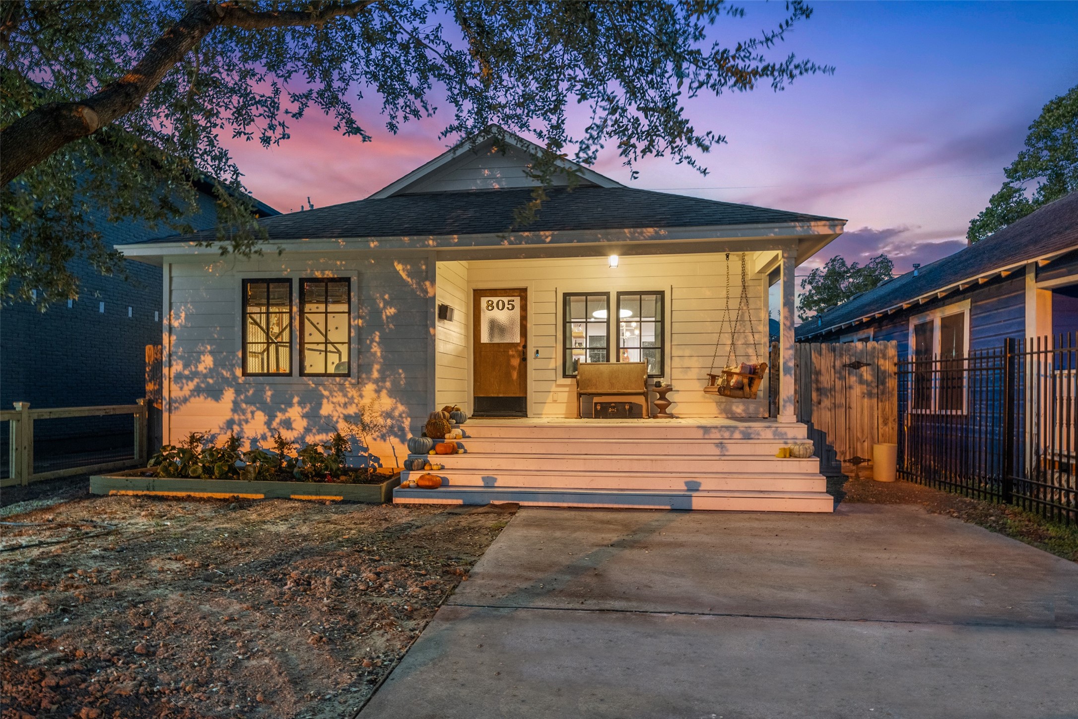 805 East 36th Street Houston, TX 77022 - Photo 2 of 28 a front view of a house